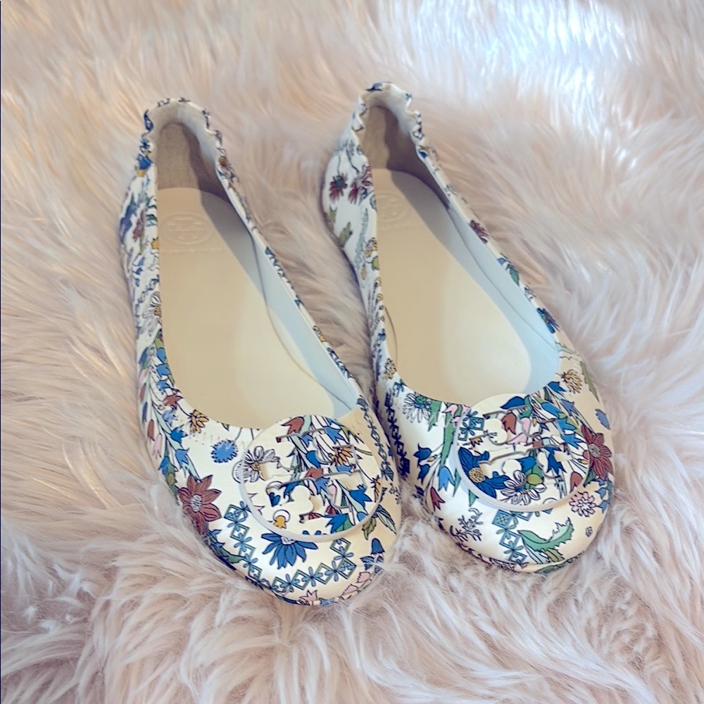 NWOT Tory Burch White Floral Flats